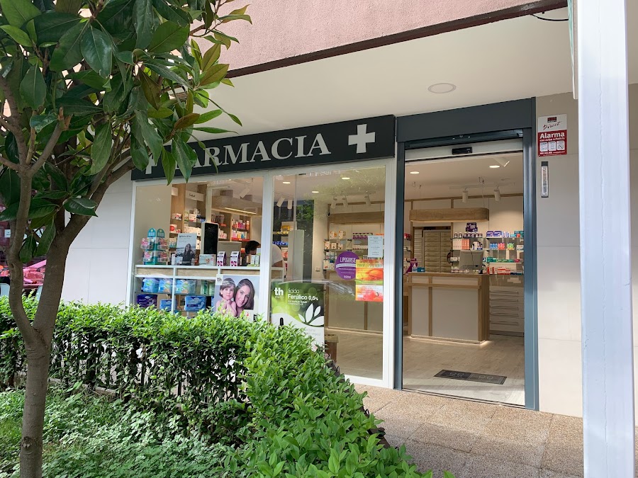 Fachada Farmacia Raquel Viñuela en Alcalá de Henares
